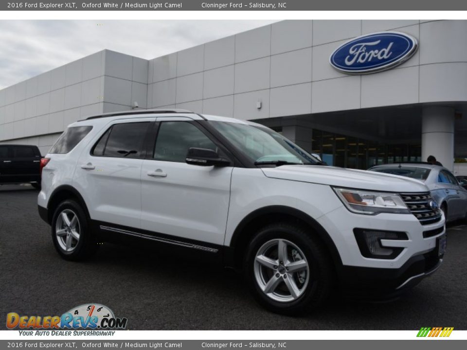 Front 3/4 View of 2016 Ford Explorer XLT Photo #1