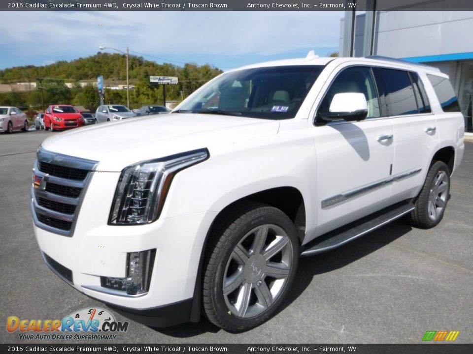 Front 3/4 View of 2016 Cadillac Escalade Premium 4WD Photo #11