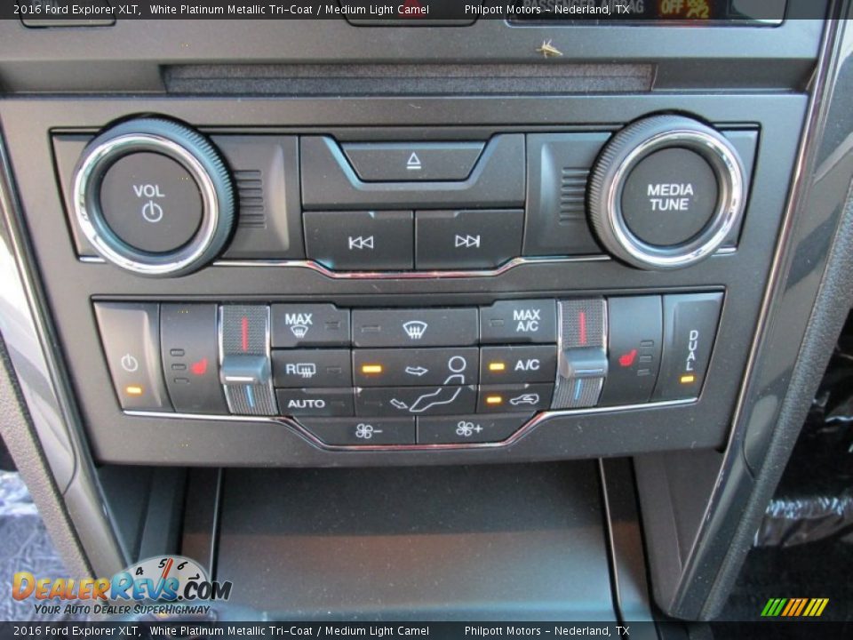 2016 Ford Explorer XLT White Platinum Metallic Tri-Coat / Medium Light Camel Photo #27