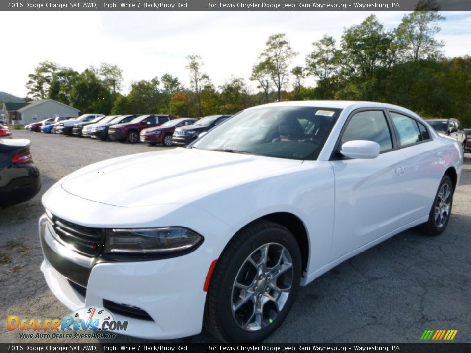 Front 3/4 View of 2016 Dodge Charger SXT AWD Photo #1