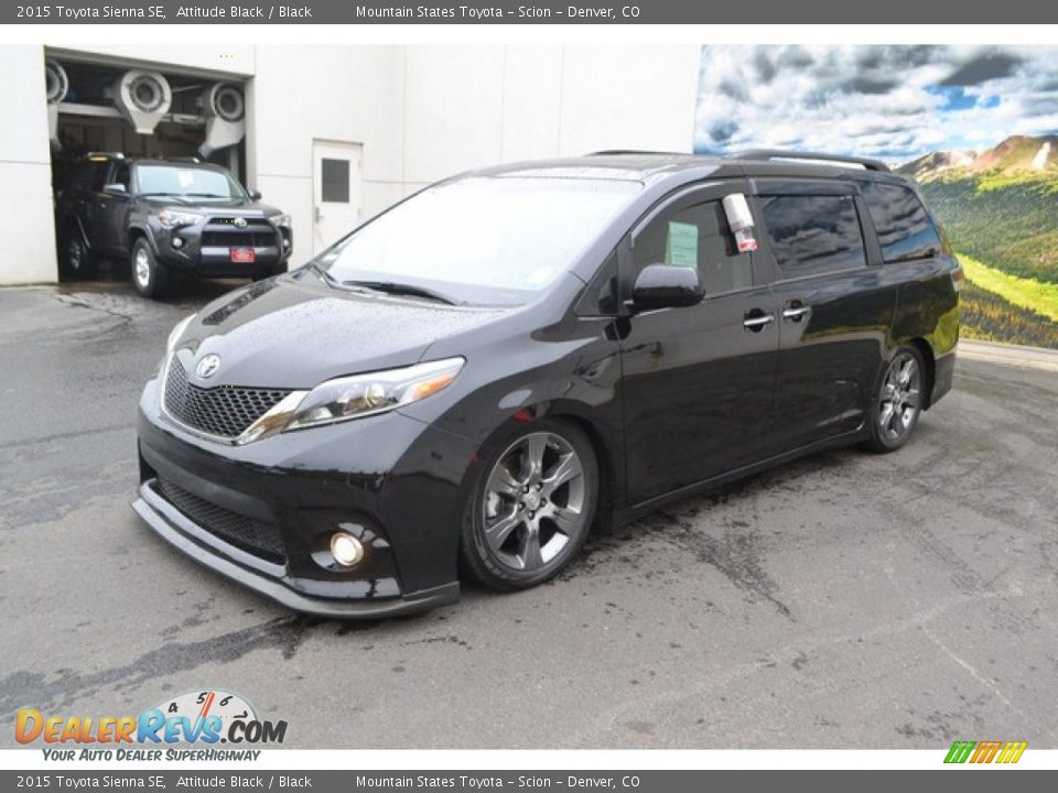 Front 3/4 View of 2015 Toyota Sienna SE Photo #5