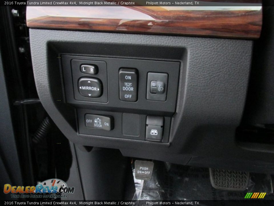 2016 Toyota Tundra Limited CrewMax 4x4 Midnight Black Metallic / Graphite Photo #35