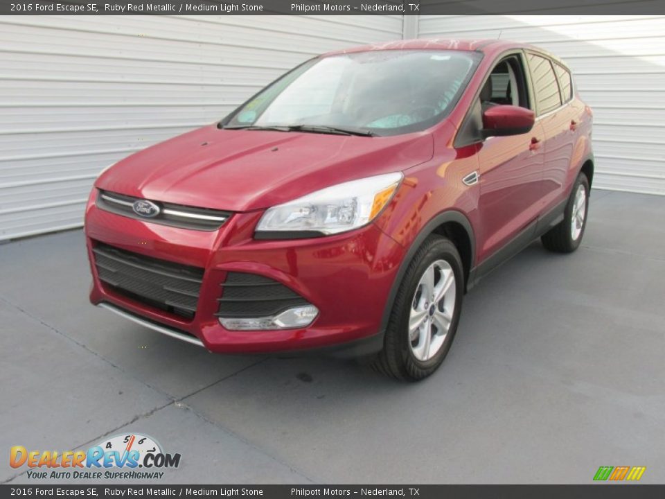 Front 3/4 View of 2016 Ford Escape SE Photo #7