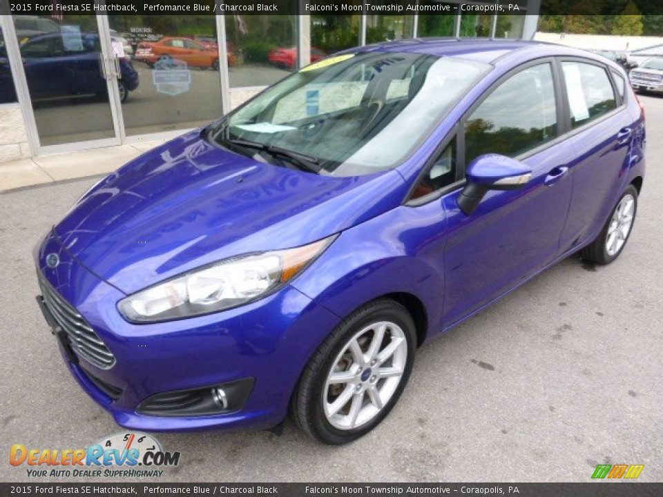 Front 3/4 View of 2015 Ford Fiesta SE Hatchback Photo #9