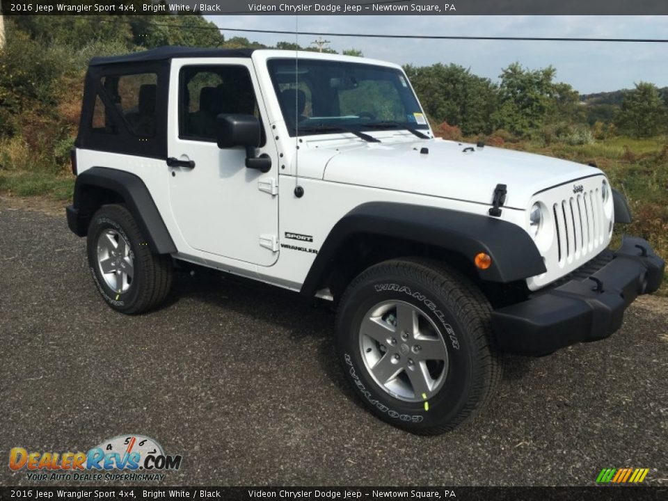 Front 3/4 View of 2016 Jeep Wrangler Sport 4x4 Photo #2