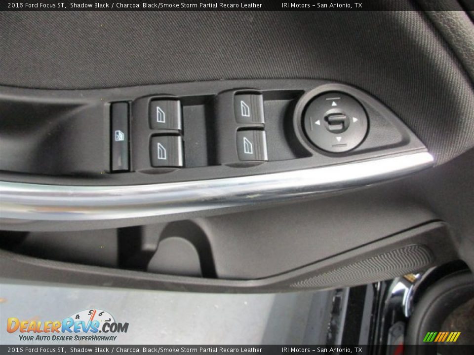 Controls of 2016 Ford Focus ST Photo #17