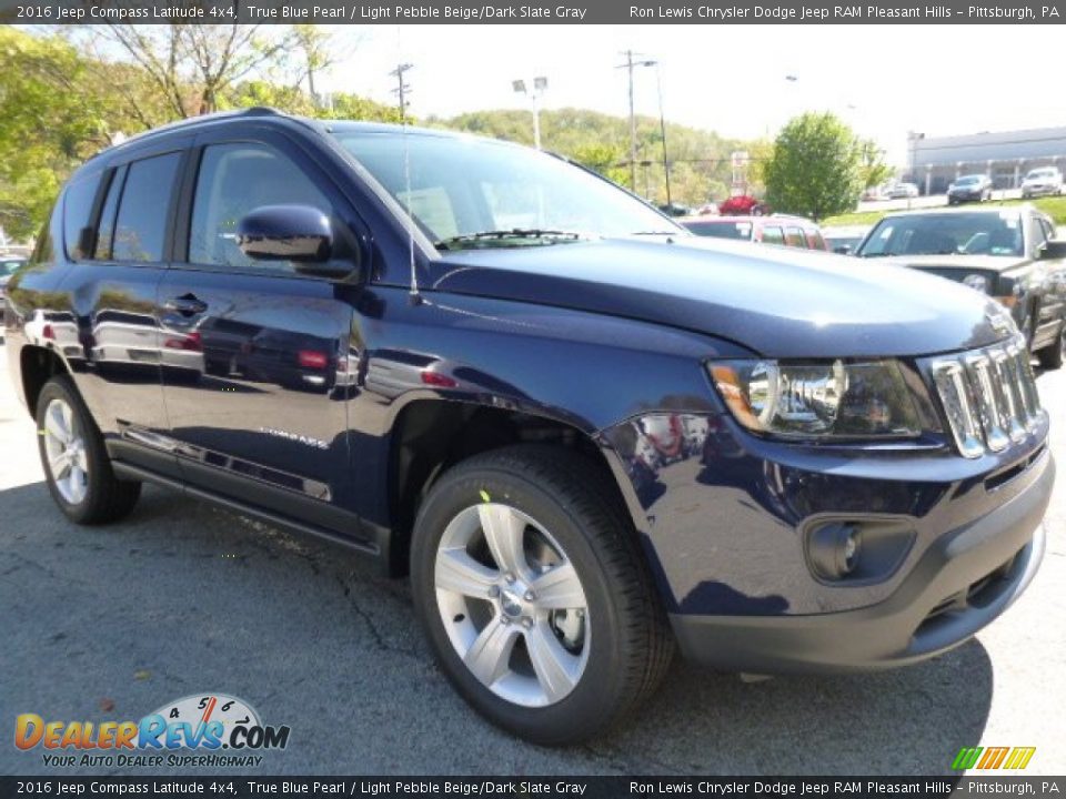 Front 3/4 View of 2016 Jeep Compass Latitude 4x4 Photo #7