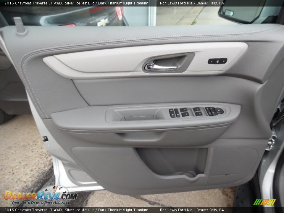 Door Panel of 2016 Chevrolet Traverse LT AWD Photo #14