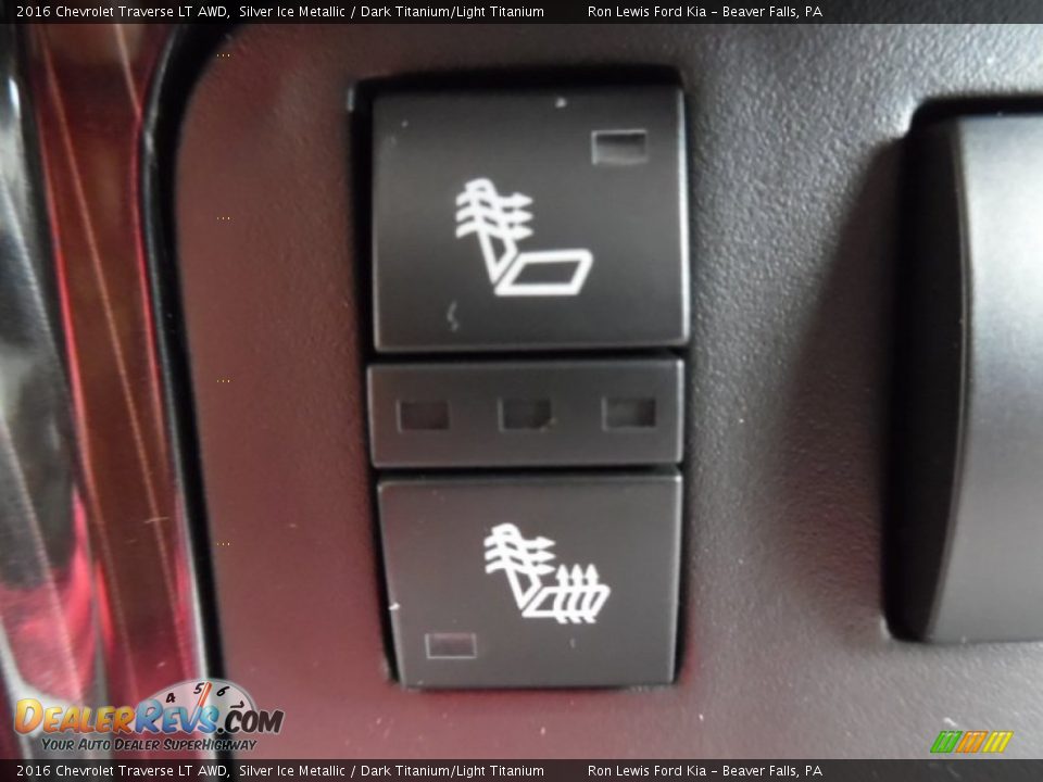 Controls of 2016 Chevrolet Traverse LT AWD Photo #19