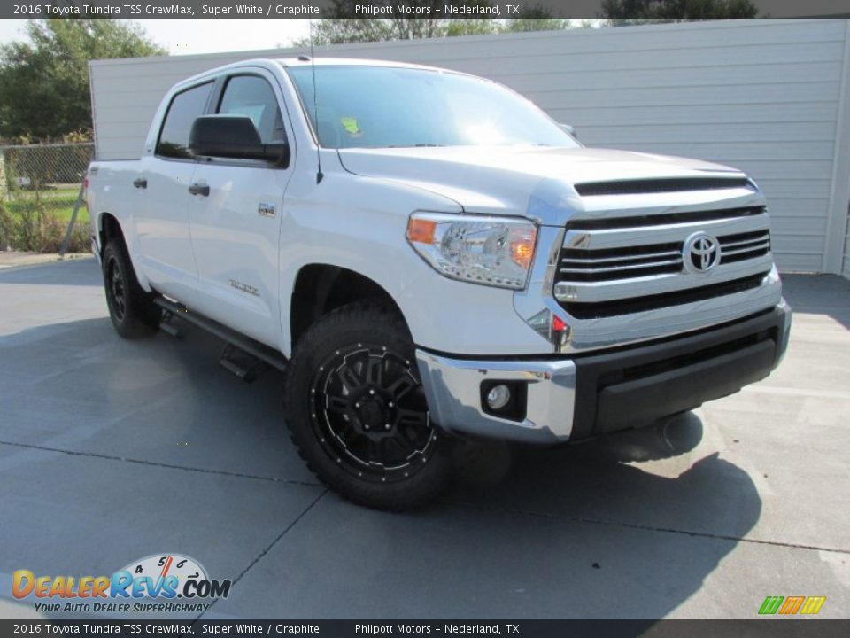Front 3/4 View of 2016 Toyota Tundra TSS CrewMax Photo #2