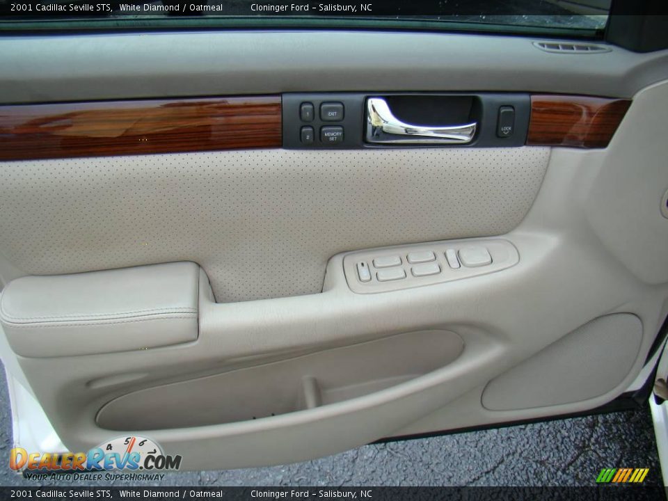 2001 Cadillac Seville STS White Diamond / Oatmeal Photo #16