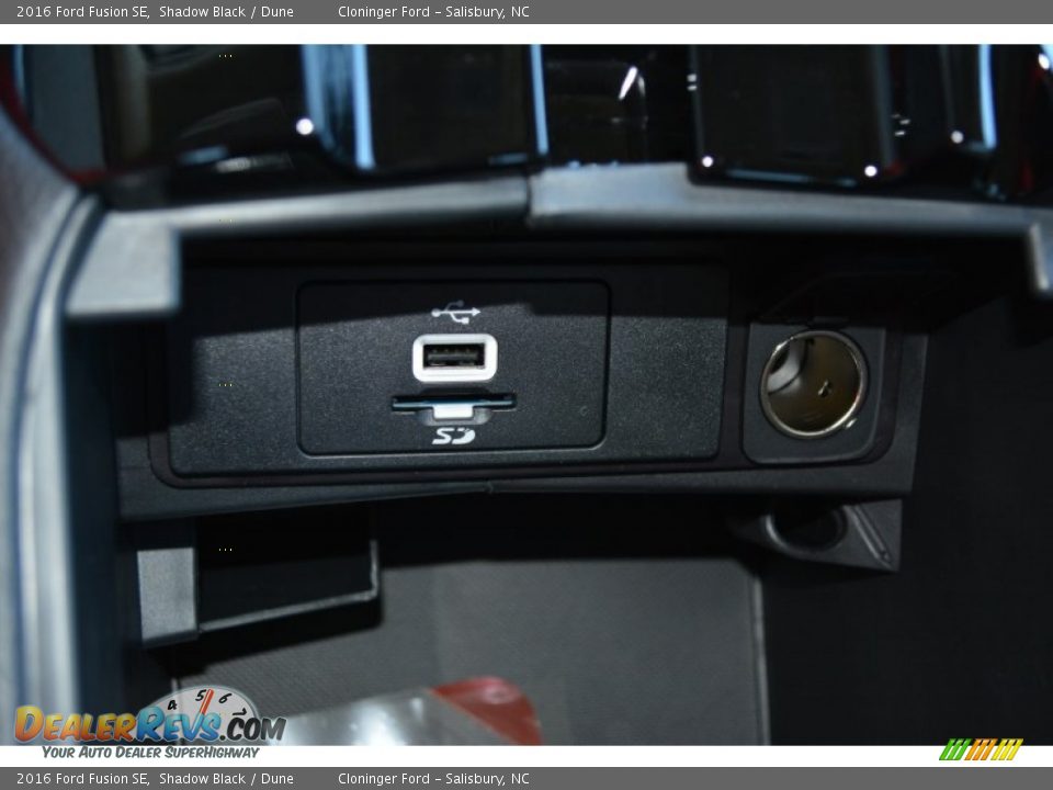 2016 Ford Fusion SE Shadow Black / Dune Photo #17
