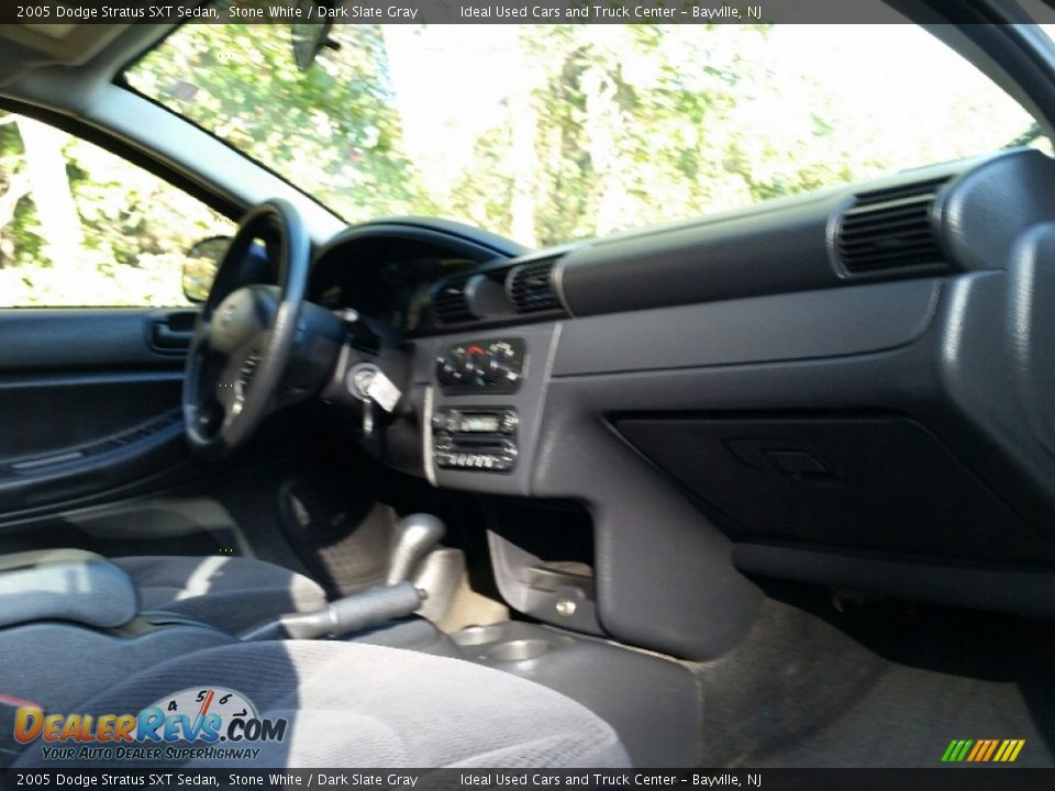2005 Dodge Stratus SXT Sedan Stone White / Dark Slate Gray Photo #10