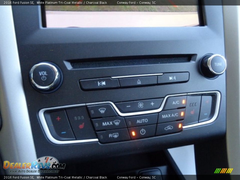 2016 Ford Fusion SE White Platinum Tri-Coat Metallic / Charcoal Black Photo #24