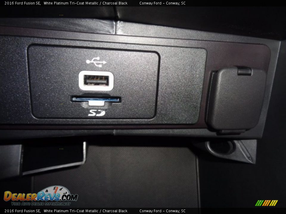 2016 Ford Fusion SE White Platinum Tri-Coat Metallic / Charcoal Black Photo #28