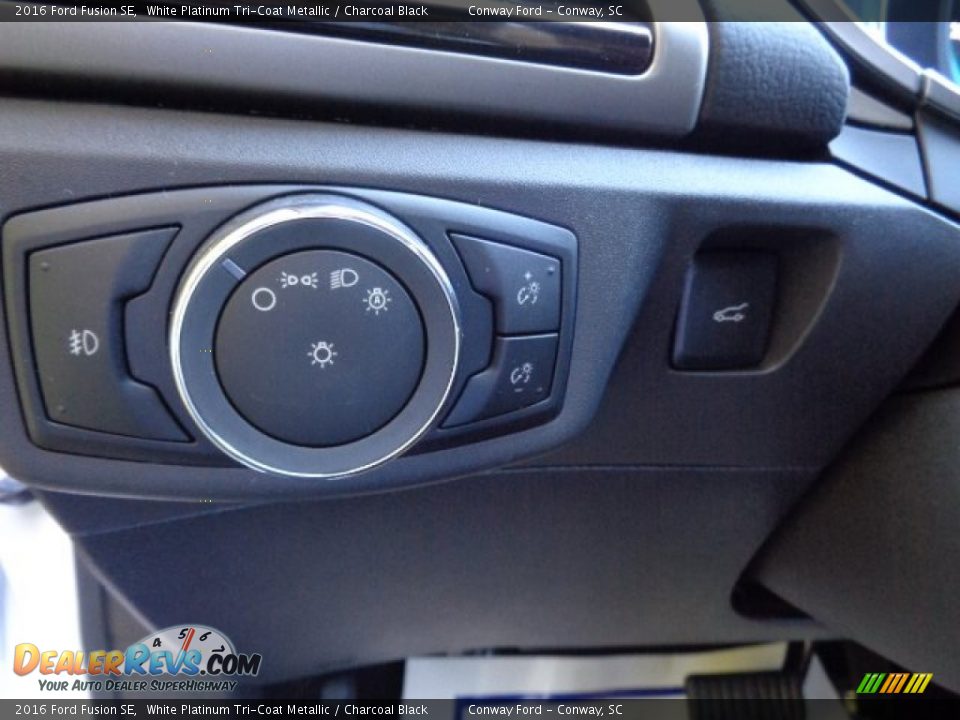 2016 Ford Fusion SE White Platinum Tri-Coat Metallic / Charcoal Black Photo #32