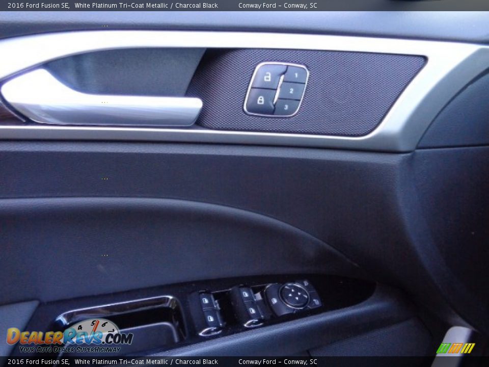 2016 Ford Fusion SE White Platinum Tri-Coat Metallic / Charcoal Black Photo #33