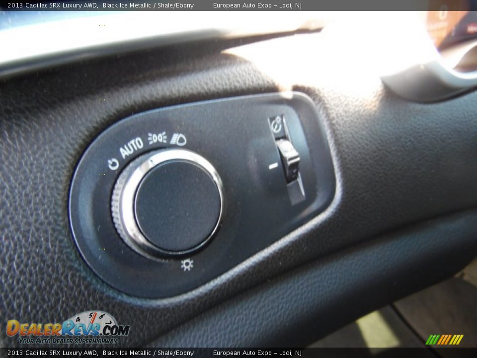 Controls of 2013 Cadillac SRX Luxury AWD Photo #20
