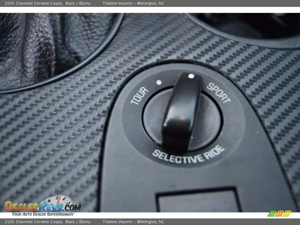 Controls of 2005 Chevrolet Corvette Coupe Photo #16