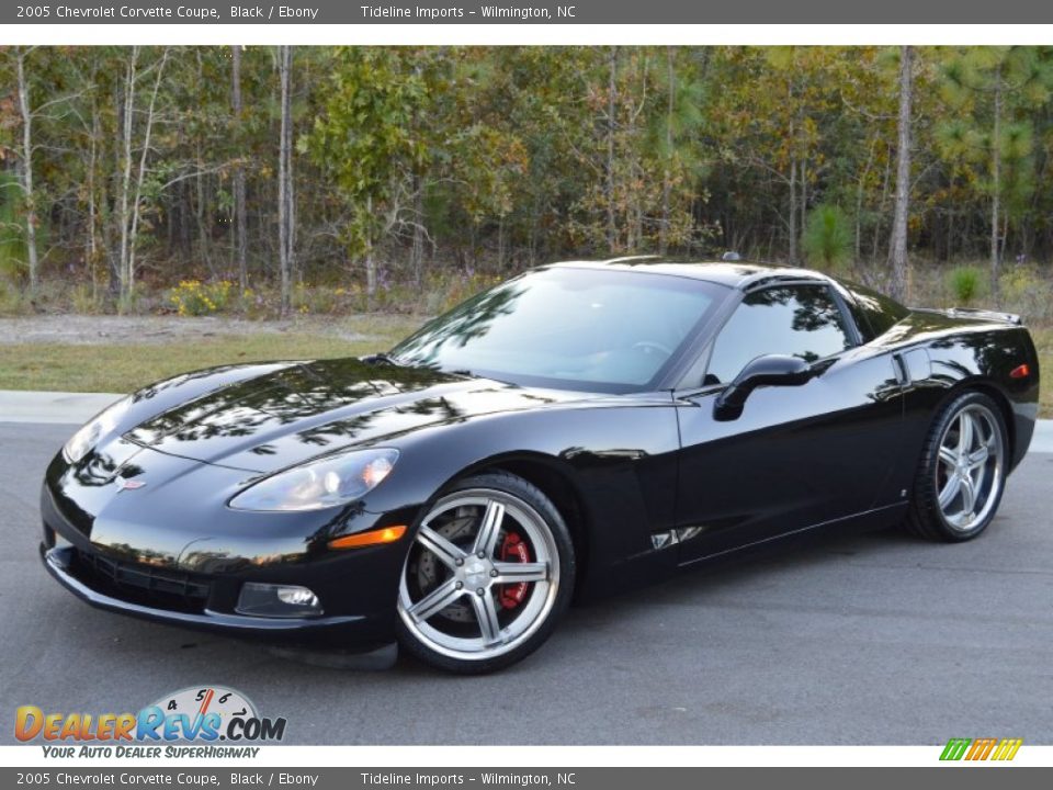 Front 3/4 View of 2005 Chevrolet Corvette Coupe Photo #24