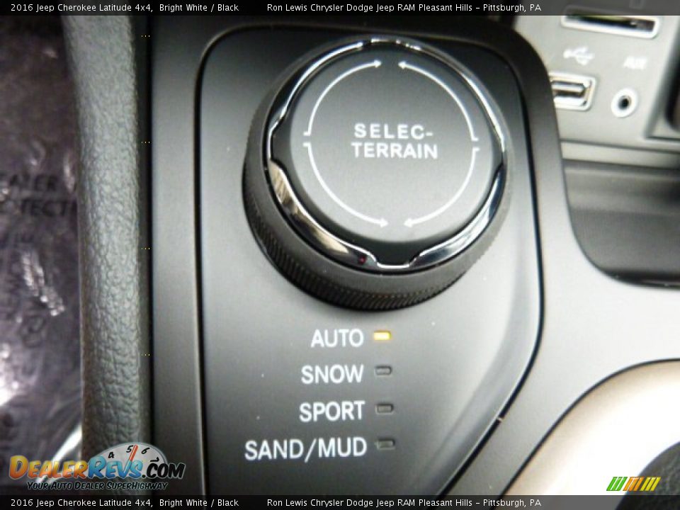 2016 Jeep Cherokee Latitude 4x4 Bright White / Black Photo #17