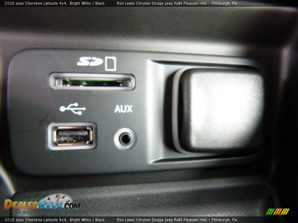 2016 Jeep Cherokee Latitude 4x4 Bright White / Black Photo #18