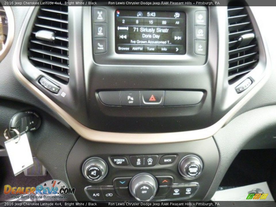 2016 Jeep Cherokee Latitude 4x4 Bright White / Black Photo #19