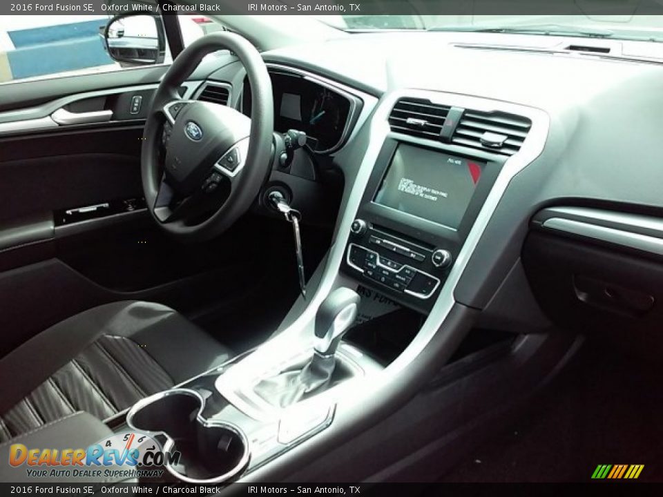 2016 Ford Fusion SE Oxford White / Charcoal Black Photo #22