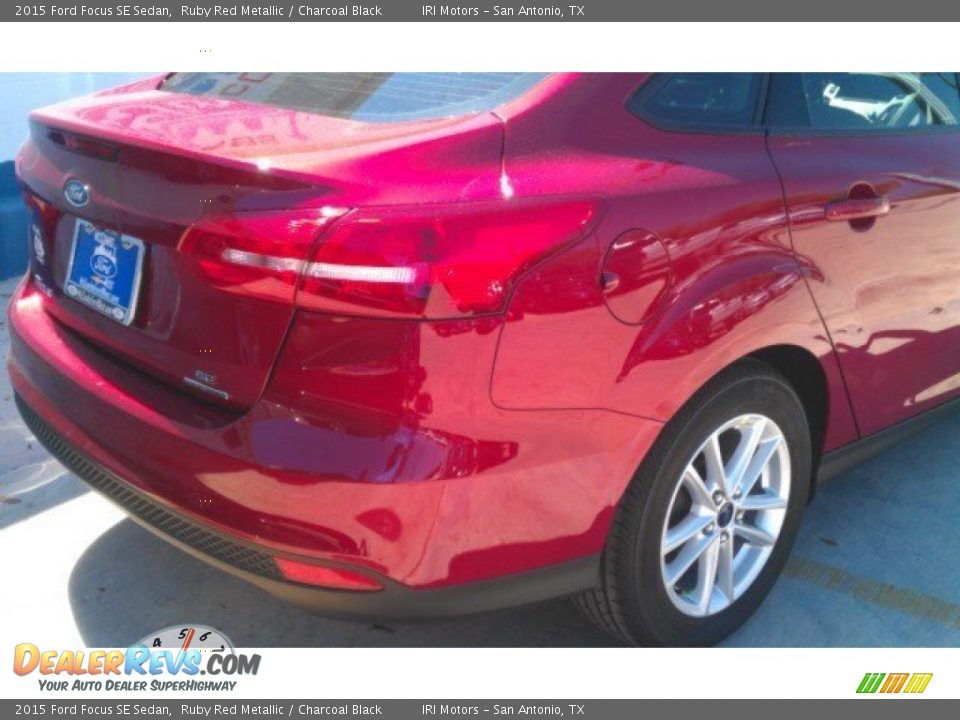 2015 Ford Focus SE Sedan Ruby Red Metallic / Charcoal Black Photo #14