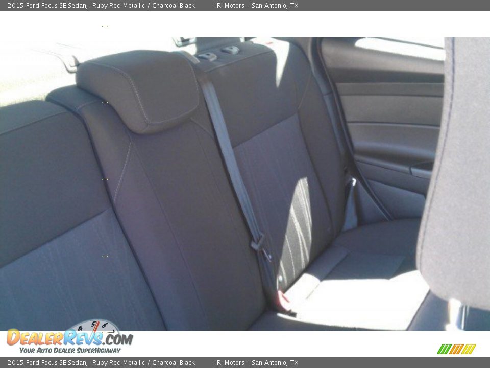 2015 Ford Focus SE Sedan Ruby Red Metallic / Charcoal Black Photo #18
