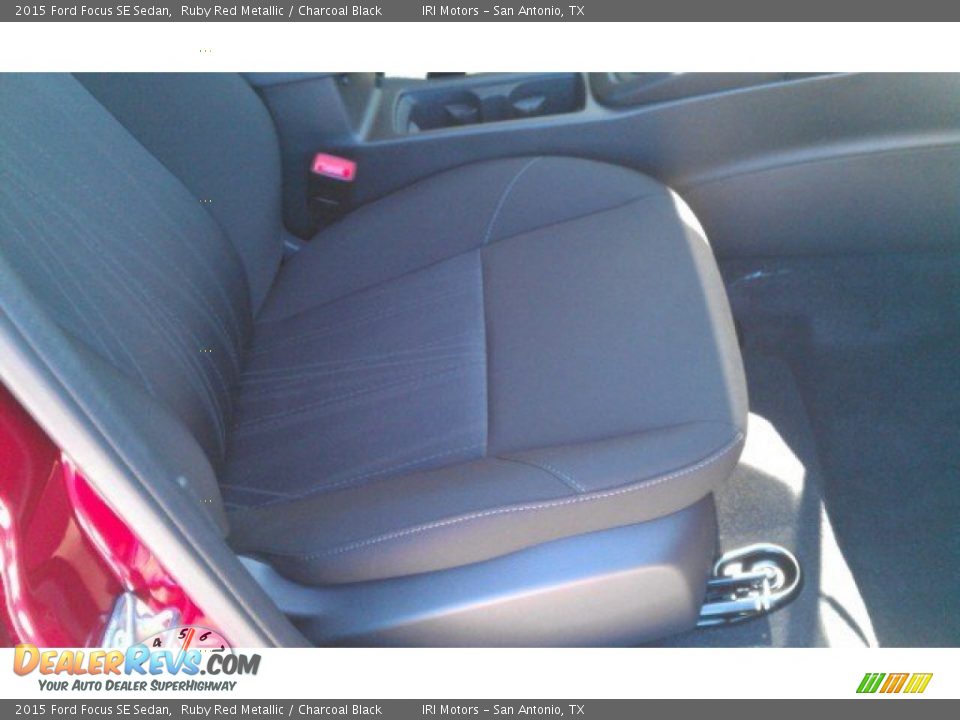 2015 Ford Focus SE Sedan Ruby Red Metallic / Charcoal Black Photo #20