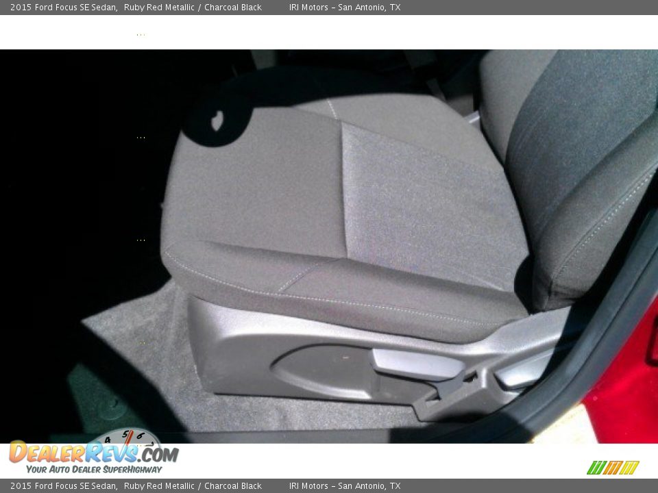 2015 Ford Focus SE Sedan Ruby Red Metallic / Charcoal Black Photo #27