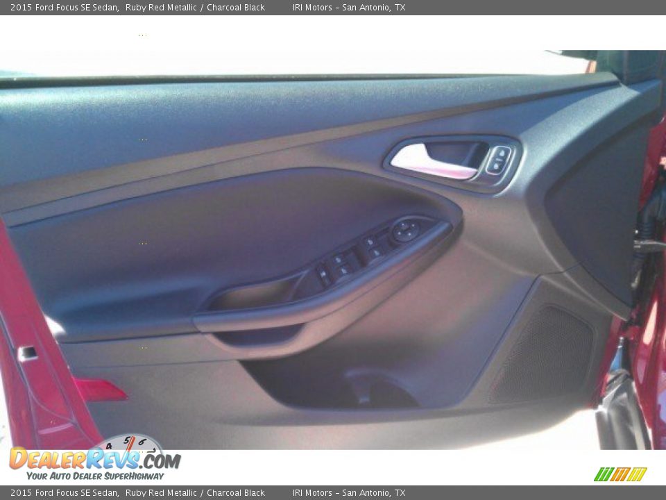 2015 Ford Focus SE Sedan Ruby Red Metallic / Charcoal Black Photo #31