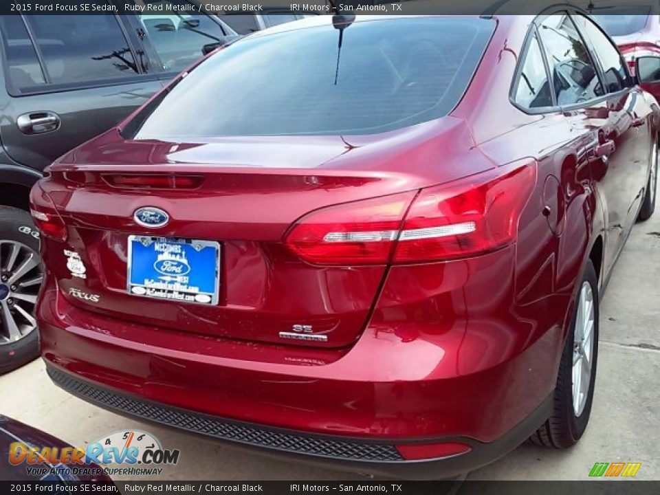 2015 Ford Focus SE Sedan Ruby Red Metallic / Charcoal Black Photo #35