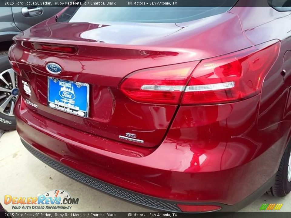 2015 Ford Focus SE Sedan Ruby Red Metallic / Charcoal Black Photo #36