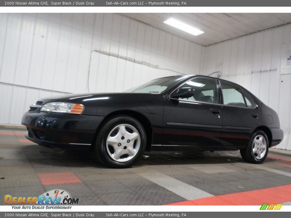 Front 3/4 View of 2000 Nissan Altima GXE Photo #2