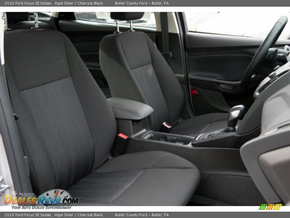 2016 Ford Focus SE Sedan Ingot Silver / Charcoal Black Photo #8