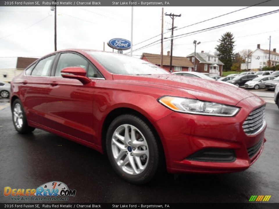 Front 3/4 View of 2016 Ford Fusion SE Photo #3