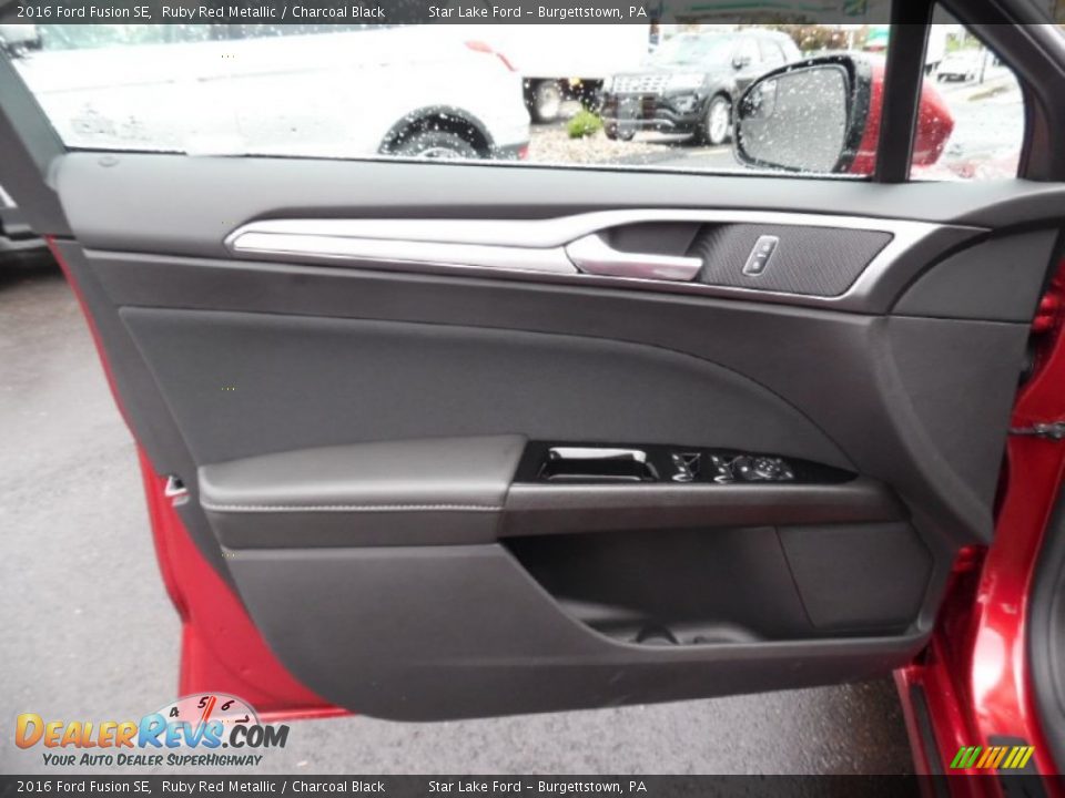 Door Panel of 2016 Ford Fusion SE Photo #13