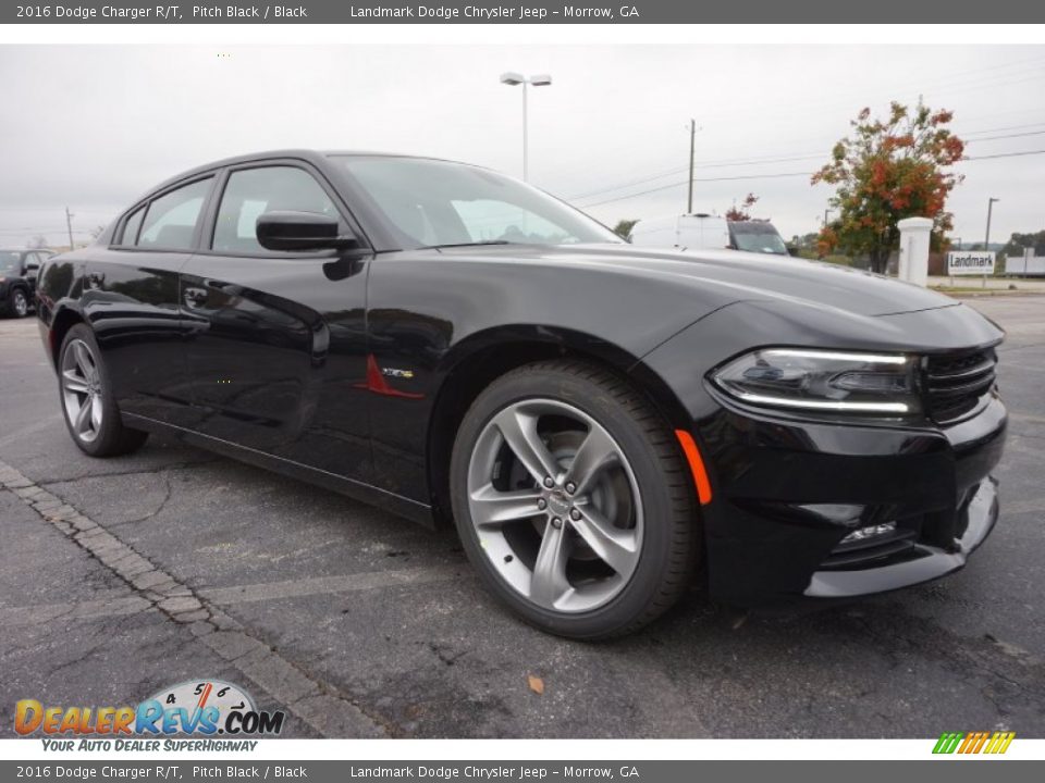 Front 3/4 View of 2016 Dodge Charger R/T Photo #4
