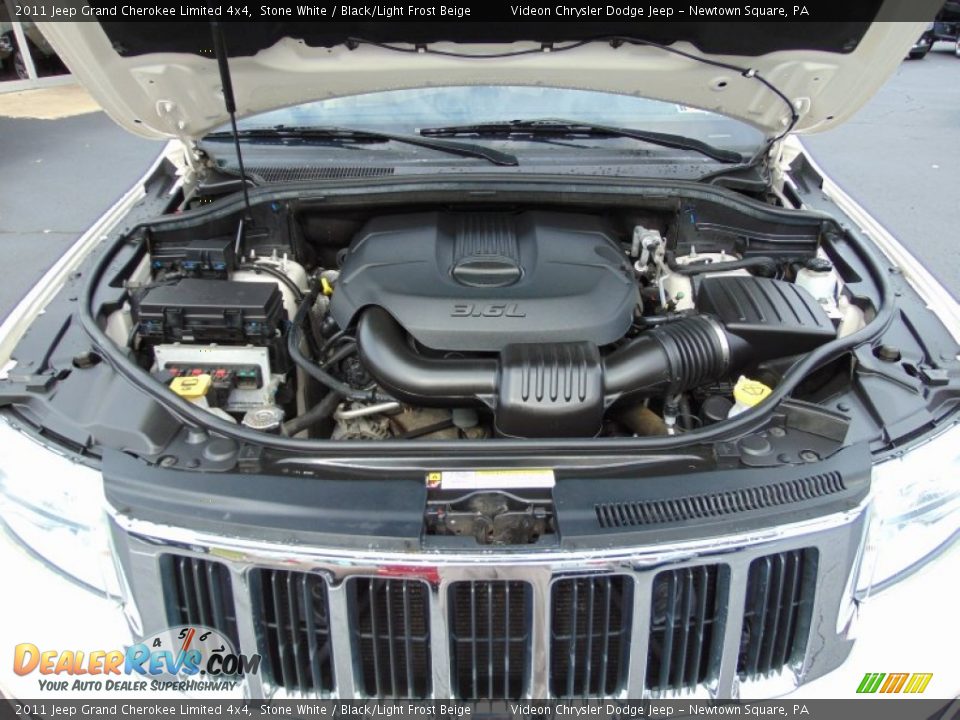 2011 Jeep Grand Cherokee Limited 4x4 Stone White / Black/Light Frost Beige Photo #11
