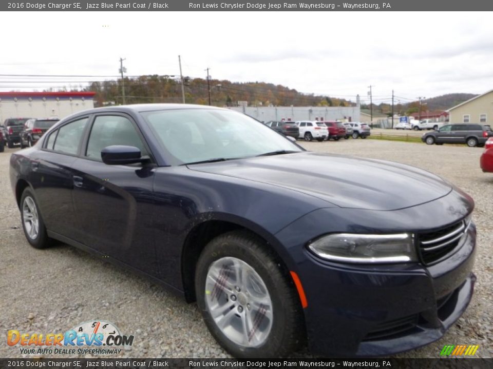 Front 3/4 View of 2016 Dodge Charger SE Photo #11