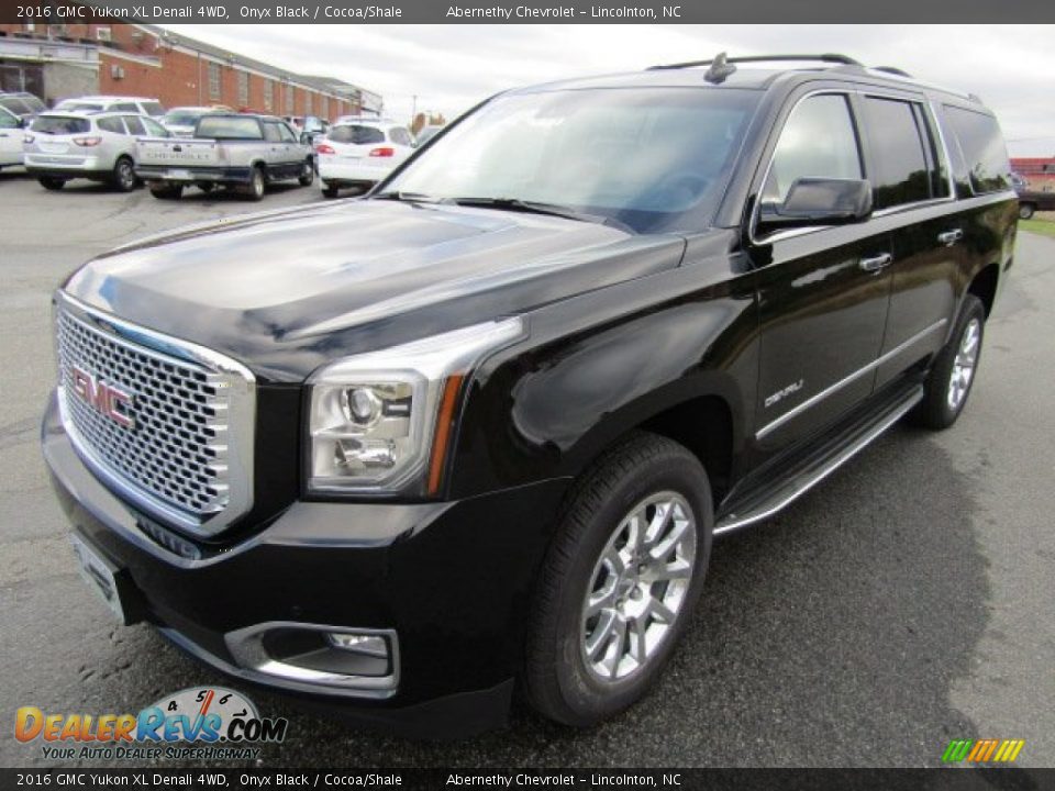 Front 3/4 View of 2016 GMC Yukon XL Denali 4WD Photo #2