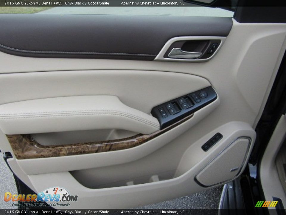 Door Panel of 2016 GMC Yukon XL Denali 4WD Photo #8