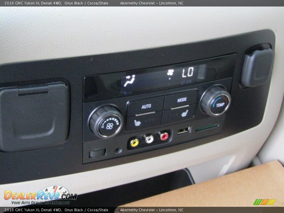 Controls of 2016 GMC Yukon XL Denali 4WD Photo #18