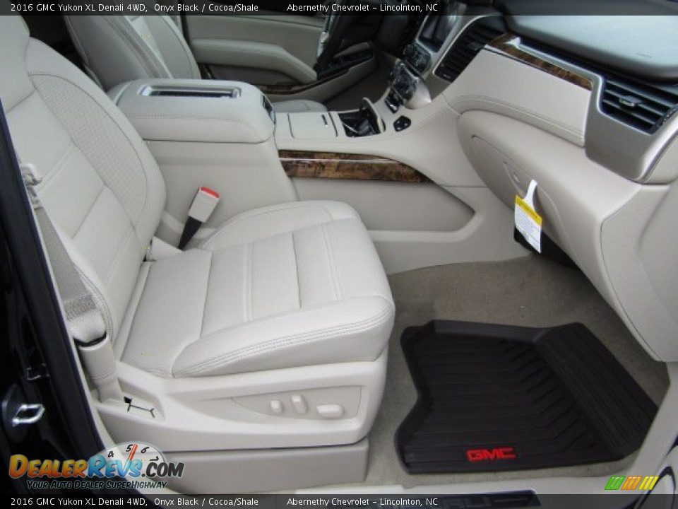 Front Seat of 2016 GMC Yukon XL Denali 4WD Photo #22