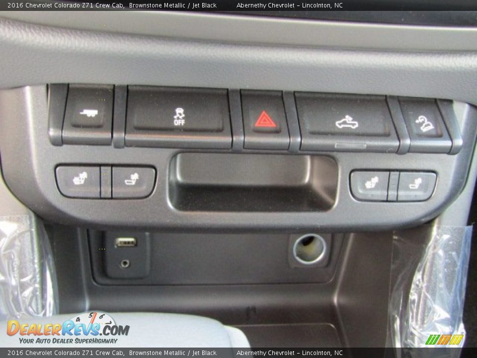 Controls of 2016 Chevrolet Colorado Z71 Crew Cab Photo #10
