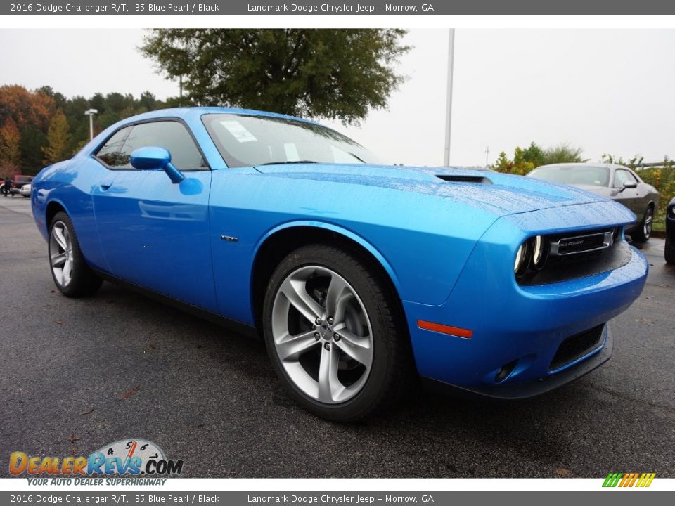 Front 3/4 View of 2016 Dodge Challenger R/T Photo #4