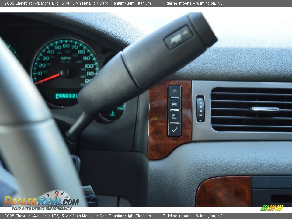 Controls of 2008 Chevrolet Avalanche LTZ Photo #15