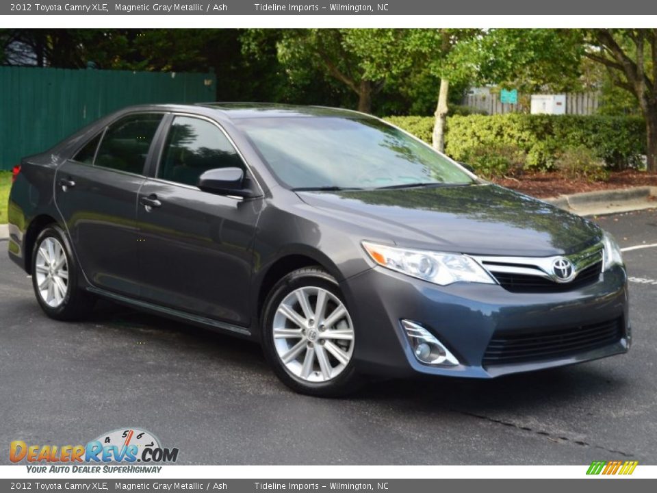 Front 3/4 View of 2012 Toyota Camry XLE Photo #15